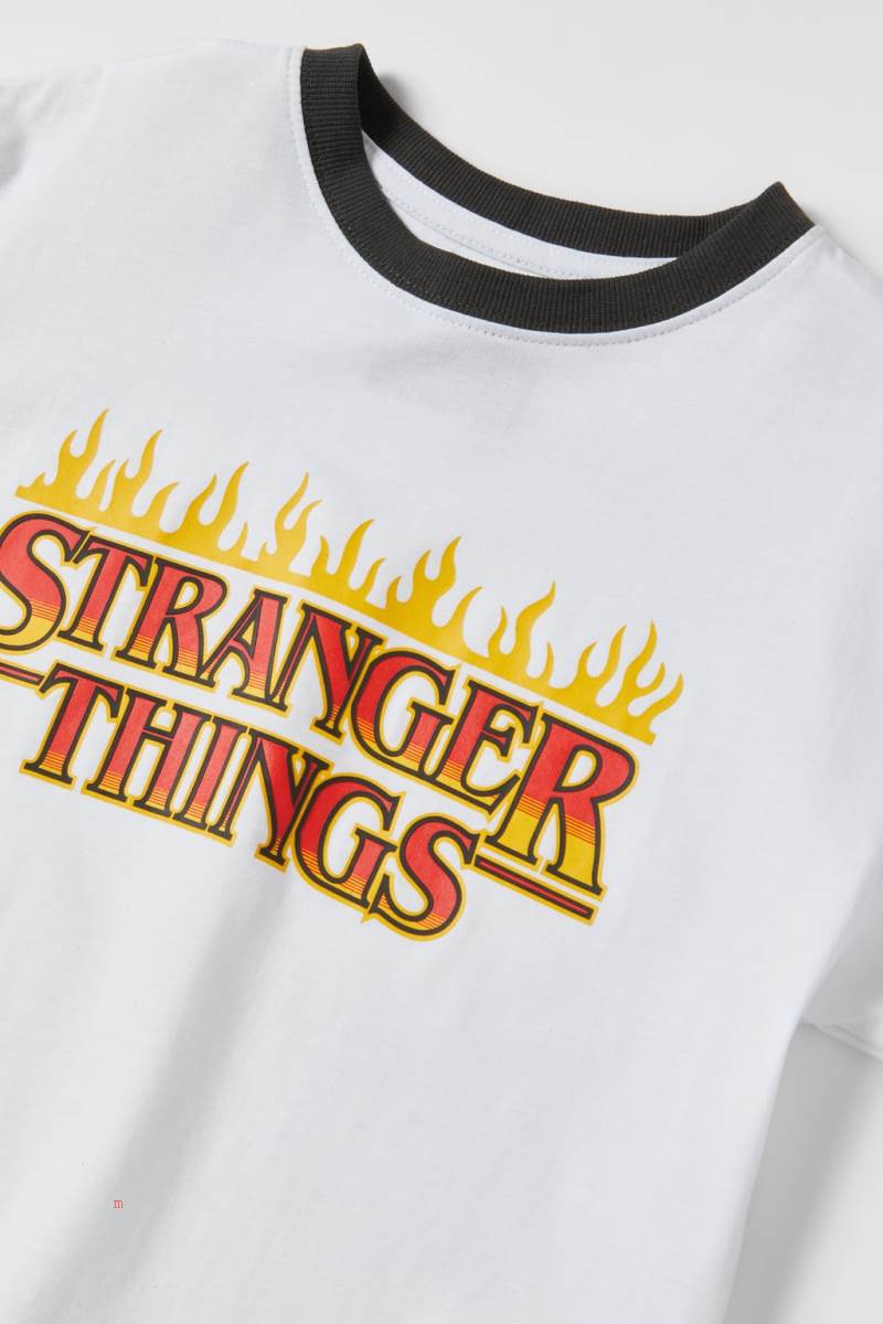 ZARA EMBOSSED STRANGER THINGS TM © NETFLIX T-shirt Tjej Vita | YXSQB-9835
