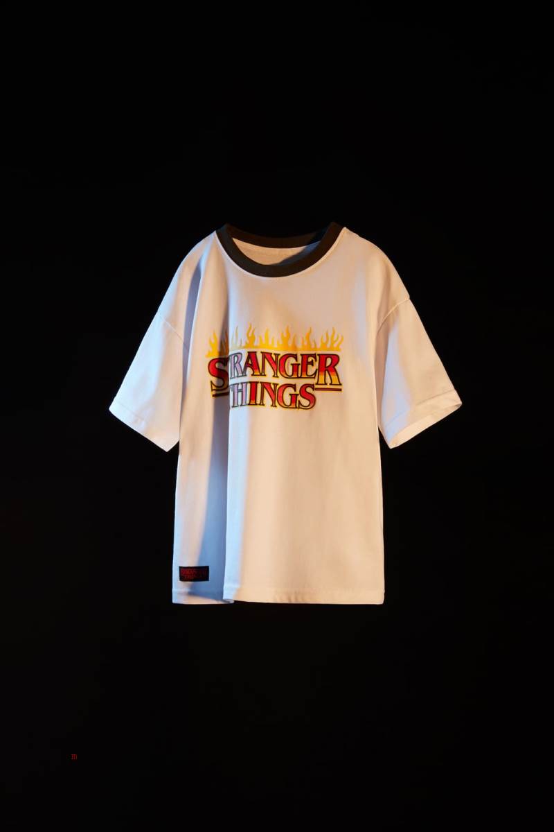 ZARA EMBOSSED STRANGER THINGS TM © NETFLIX T-shirt Tjej Vita | YXSQB-9835