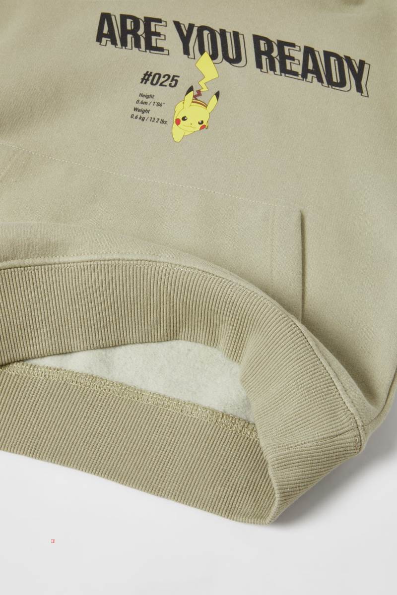 ZARA PIKACHU POKÉMON TM © NINTENDO Hoodie Pojke Ljuskhaki | JDIGL-1743