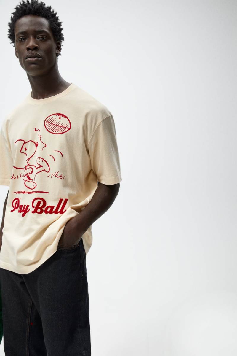 ZARA SNOOPY PEANUTS™ PRINT. T-shirt Herr Vita | SUPNQ-1986