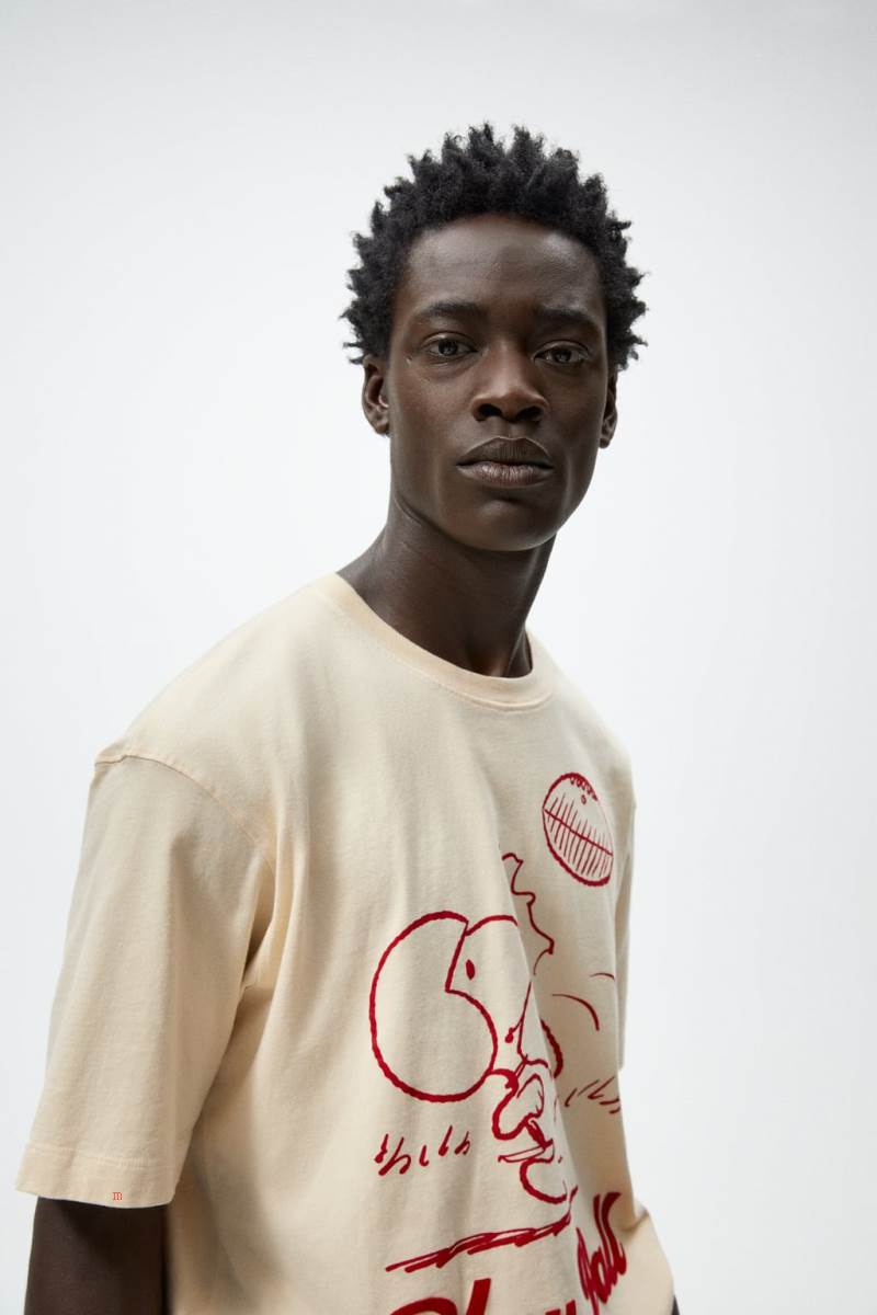 ZARA SNOOPY PEANUTS™ PRINT. T-shirt Herr Vita | SUPNQ-1986