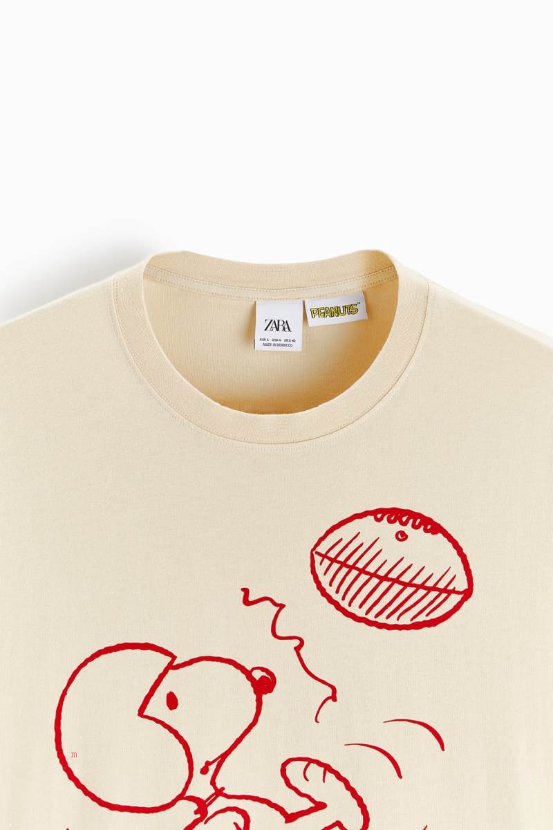 ZARA SNOOPY PEANUTS™ PRINT. T-shirt Herr Vita | SUPNQ-1986
